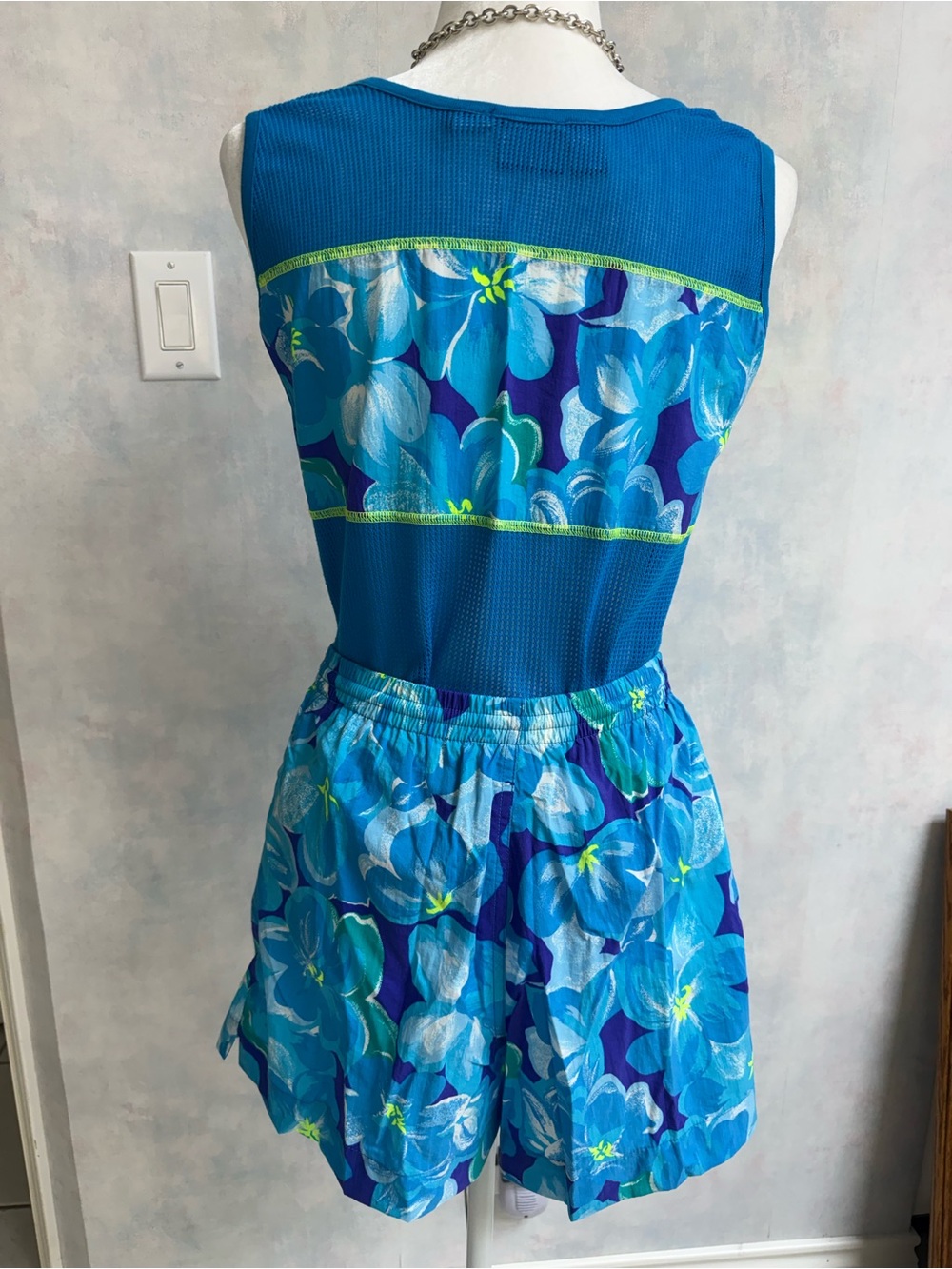 Liz Sport Petite 2 pc Short Set w Matching Top. Like New, Vibrant Blue Colors - Picture 3 of 13